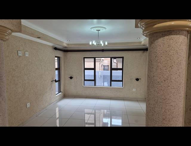 5 BEDROOM HOUSE FOR SALE IN HELDERWYK